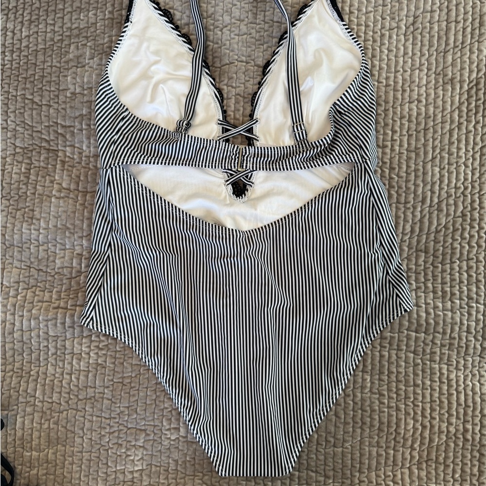 CUPSHE - Sexy, deep cut, striped one piece suit - Picture 2 of 7